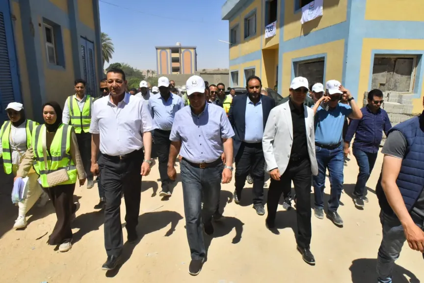محافظ أسيوط يستقبل وزير الدولة للإنتاج الحربي ويتفقدان مشروعات ”حياة كريمة