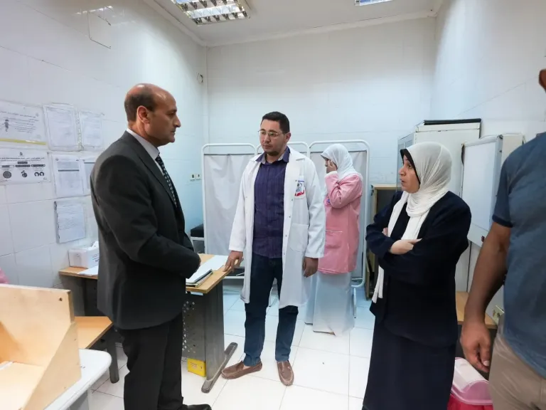 محافظ أسيوط يتفقد وحدة طب الأسرة بموشا ويُحيل موظفًا للتحقيق خلال متابعة انتظام