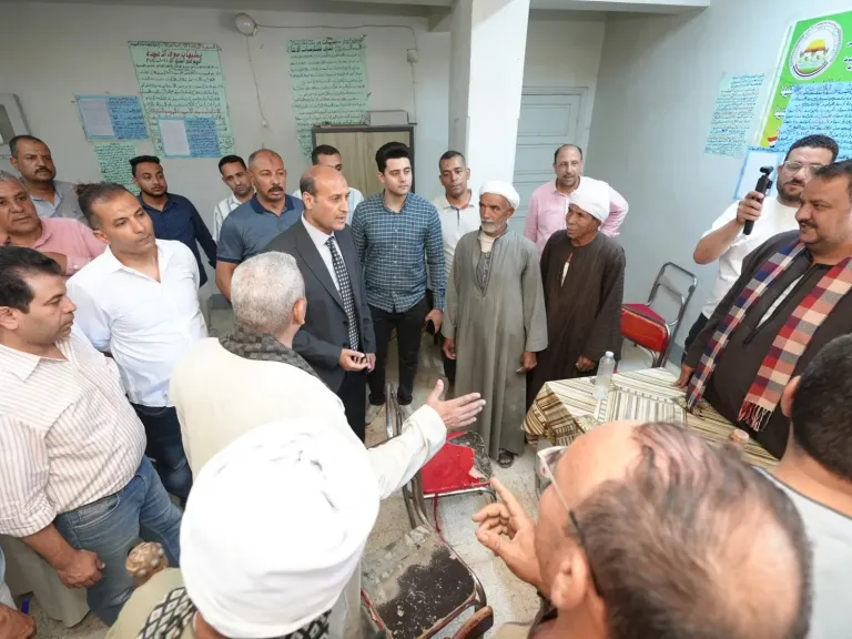 محافظ أسيوط يفاجئ الجمعية الزراعية بقرية موشا للتأكد من وصول الأسمدة