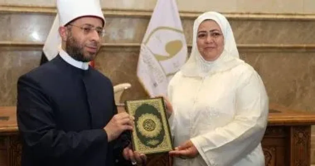 وزير الأوقاف يكرم الحاجة وفاء محمد أبو سنة تقديرًا لعطائها في خدمة القرآن الكريم