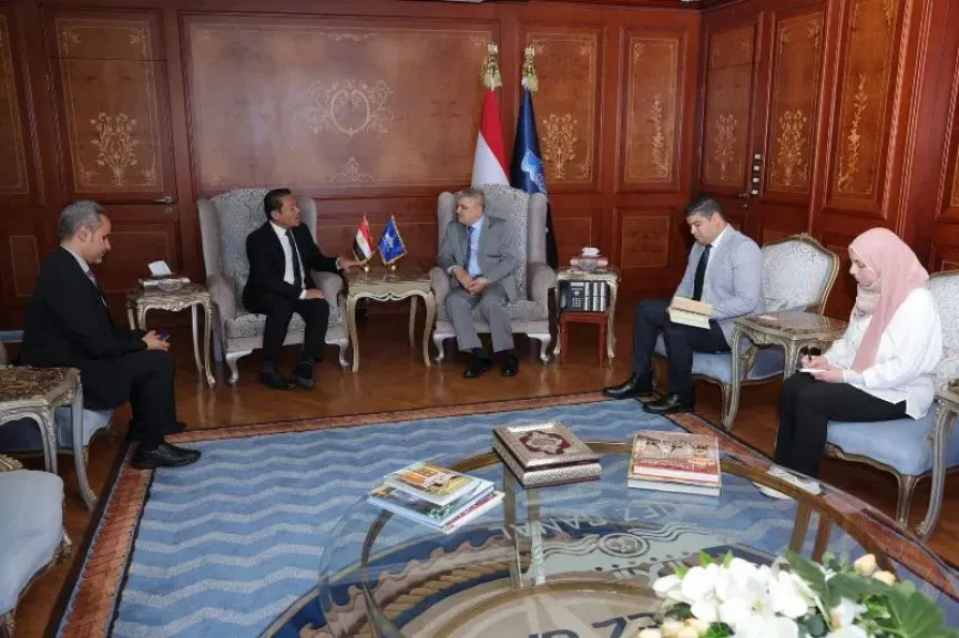 الفريق أسامة ربيع يبحث التعاون مع السفير الماليزي بالقاهرة