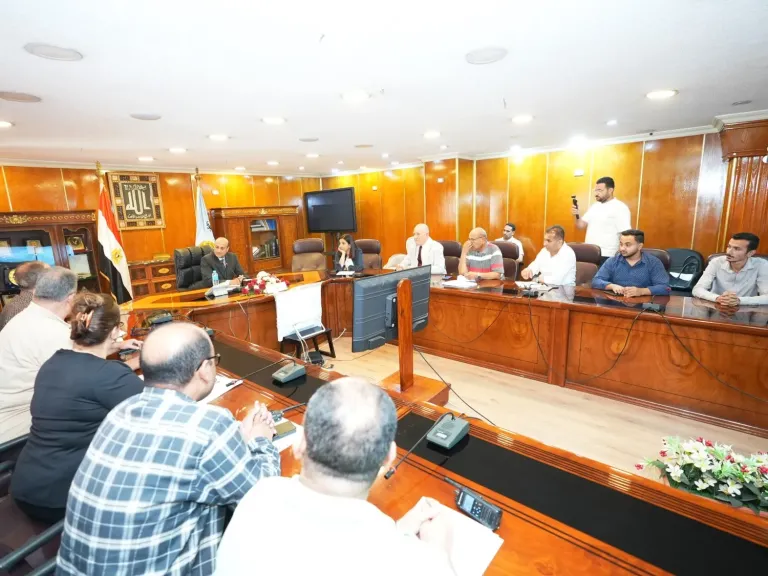 محافظ أسيوط يعقد اجتماعًا لمتابعة مشروعات الصرف الصحي الممولة من بنك التعمير