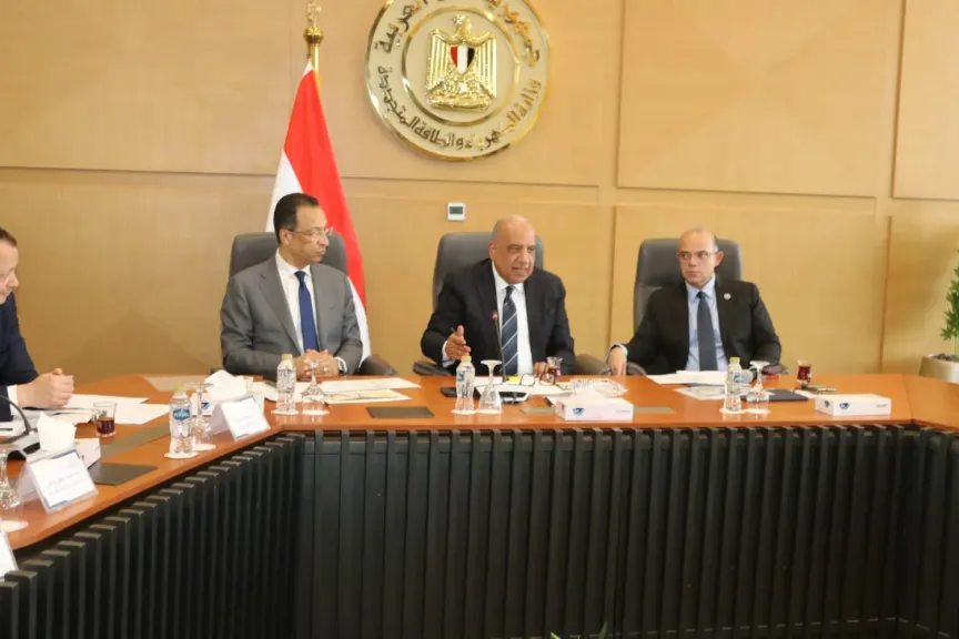 وزراء الكهرباء والاتصالات والاستثمار يبحثون إعداد استراتيجية وطنية لصناعة مراكز البيانات وتعزيز الاستثمارات الأجنبية