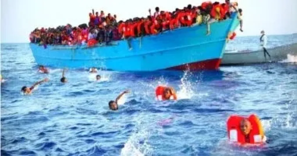 صيادون ليبيون يعثرون على 15 مهاجرا بعد انقلاب قاربهم قبالة سواحل الخمس