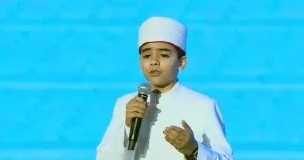 الطفل محمد القلاجى يصدح بأنشودة دينية أمام الرئيس السيسى بحفل أئمة الأوقاف