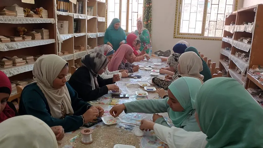 محافظ أسيوط: ورش نادي الفتاة بمركز شباب فزارة بالقوصية تعزز مهارات الفتيات