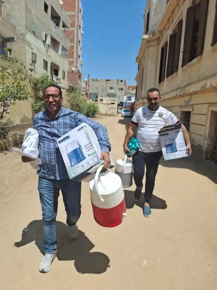 مشهد انساني ..وكيل الإدارة التعليمية بكفر صقر  يحمل كولمان المياه ويشارك في تجهيز المدارس  استعدادا لامتحانات الثانوية العامة