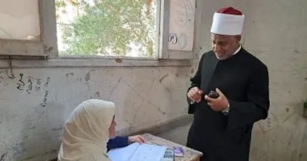 رئيس قطاع المعاهد الأزهرية يتفقد لجان امتحانات الكيمياء بمحافظة قنا