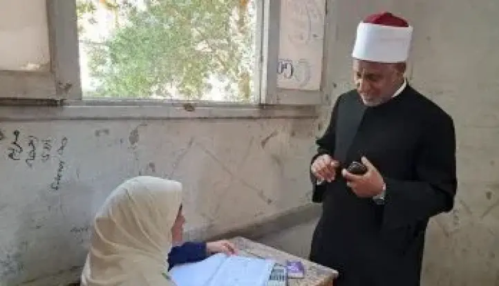 رئيس قطاع المعاهد الأزهرية يتفقد لجان امتحانات الكيمياء بمحافظة قنا