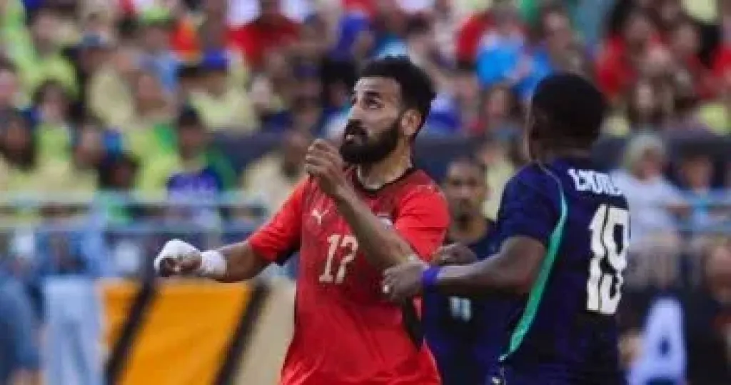 منتخب مصر ضد نيوزيلندا.. مهند لاشين يتلقى بطاقة صفراء