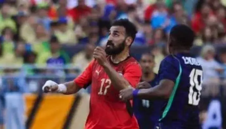 منتخب مصر ضد نيوزيلندا.. مهند لاشين يتلقى بطاقة صفراء