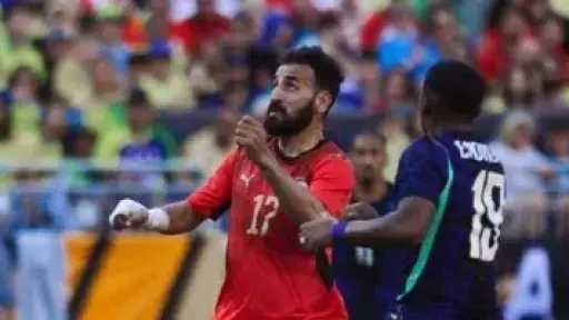 منتخب مصر ضد نيوزيلندا.. مهند لاشين يتلقى بطاقة صفراء