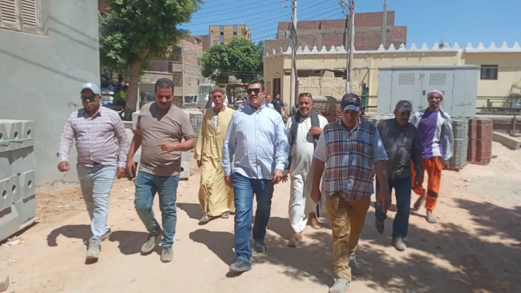 محافظ أسيوط: أعمال رصف وإنترلوك وتوسعات بشوارع القوصية لتحسين الحركة