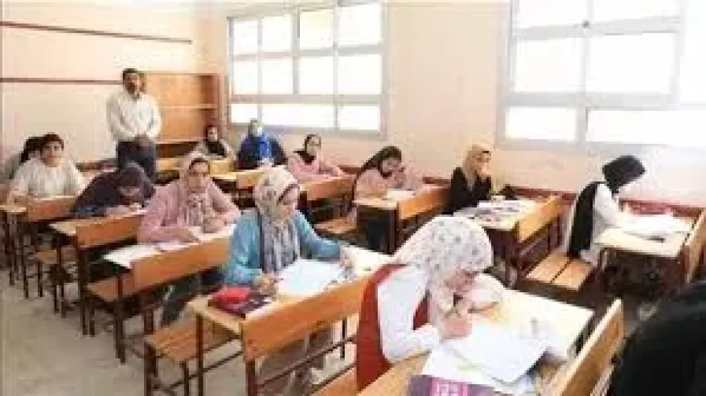 طلاب الثانوية العامة يؤدون غدا امتحان اللغة الثانية والاقتصاد والإحصاء