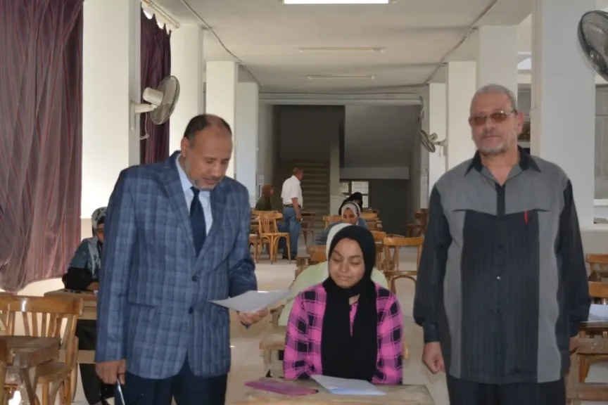نائب رئيس جامعة الأزهر للوجه القبلي يتفقد امتحانات كلية البنات الإسلامية بأسيوط
