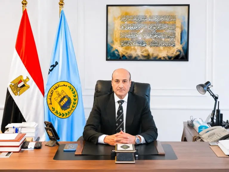 محافظ أسيوط يوجه بتشغيل العبارة النهرية بجوار كوبري الحواتكة بمنفلوط مجانًا