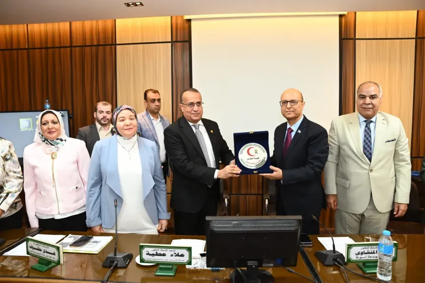مجلس كلية الطب بجامعة أسيوط يكرّم الدكتور أحمد المنشاوي تقديرًا لمسيرته وجهوده