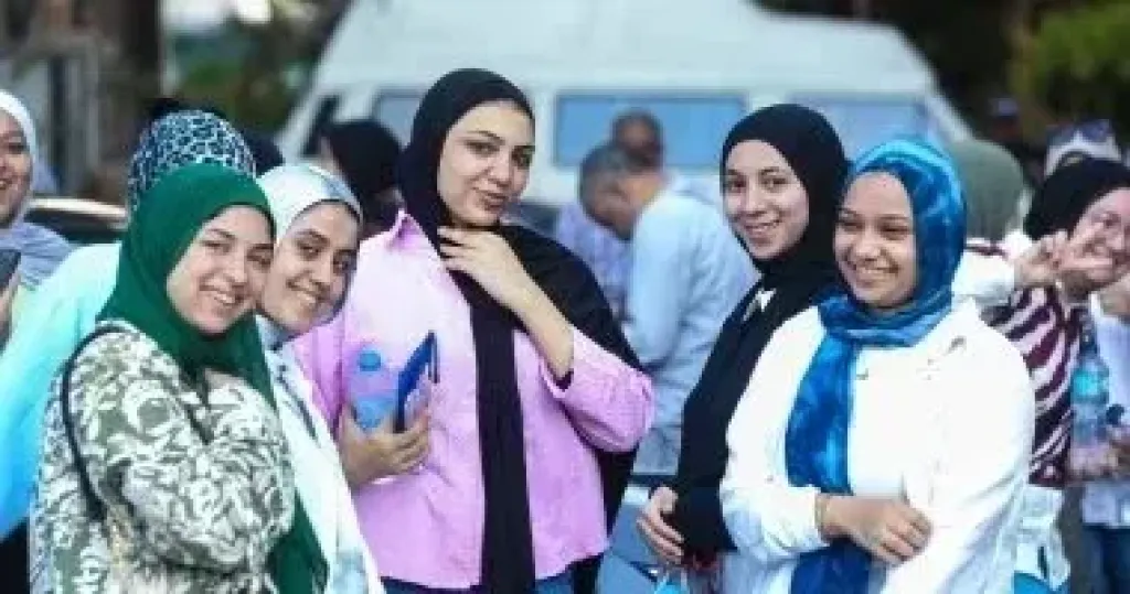 طلاب الثانوية العامة يبدأون امتحان الأحياء والإحصاء والرياضيات