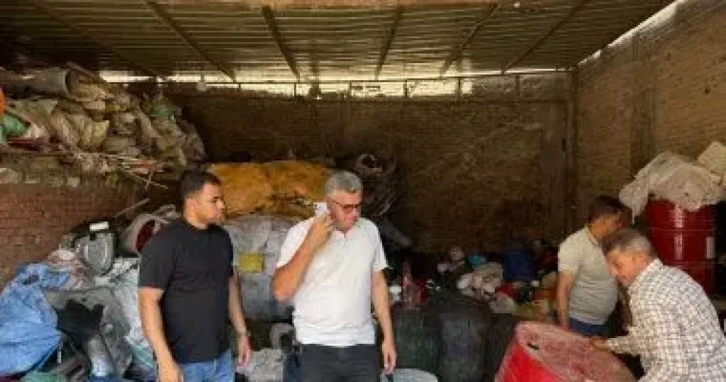 حى الطالبية يداهم مخازن الخردة المخالفة ويصادر مركبات ومعدات التشغيل