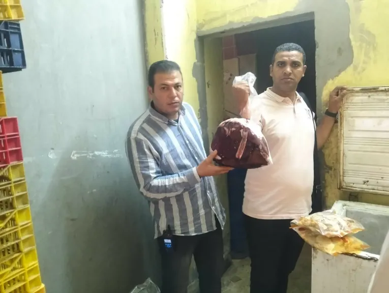 محافظ أسيوط: ضبط 100 كيلو لحوم ومصنعات غذائية غير صالحة للاستهلاك الآدمي داخل مطعم