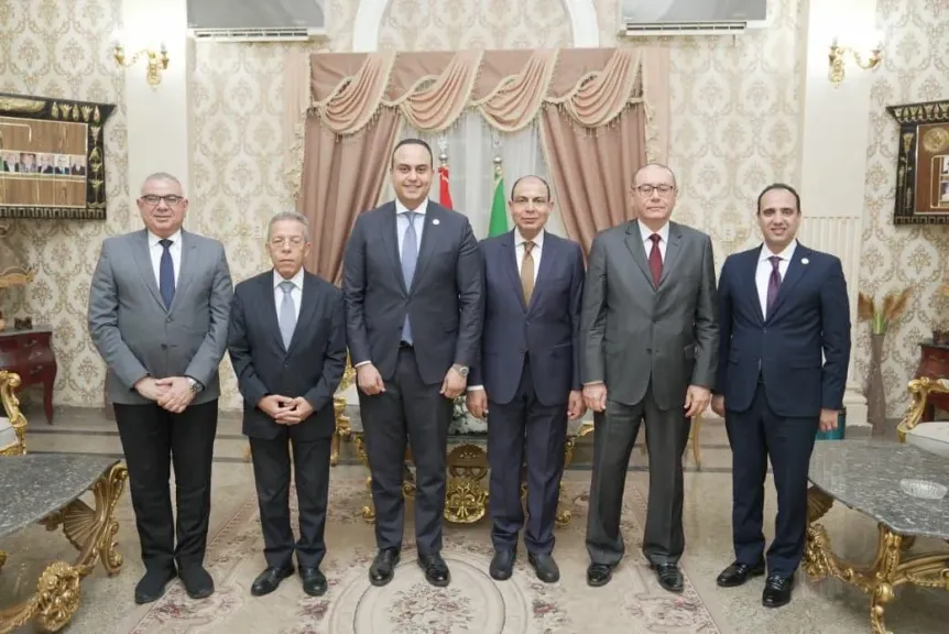 محافظ المنيا والهيئة العامة للرعاية الصحية يستعرضون خطط تطوير الخدمات الصحية