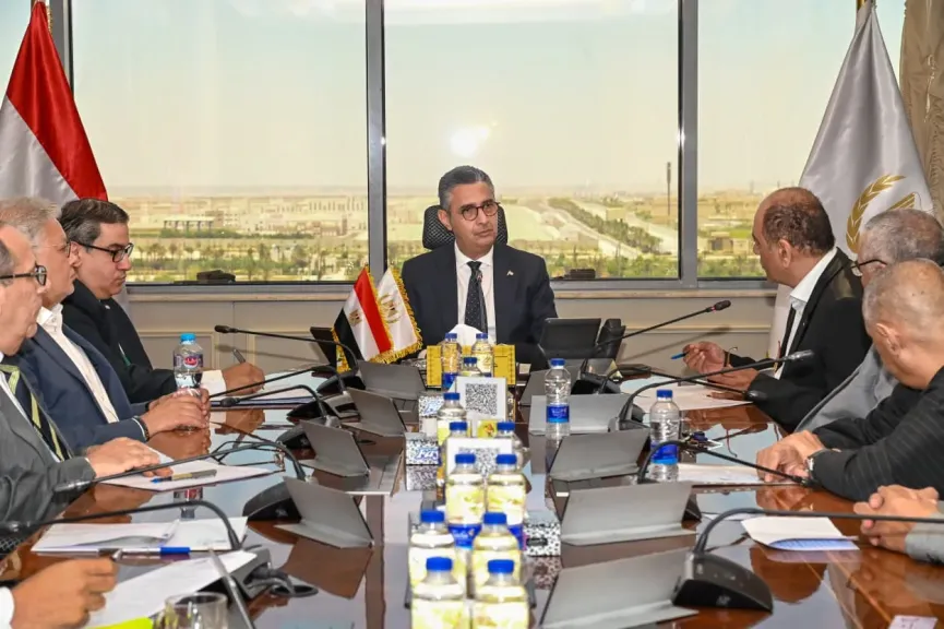 وزير التموين يبحث مع ممثلي المنافذ التموينية تطوير مشروع «كاري أون»