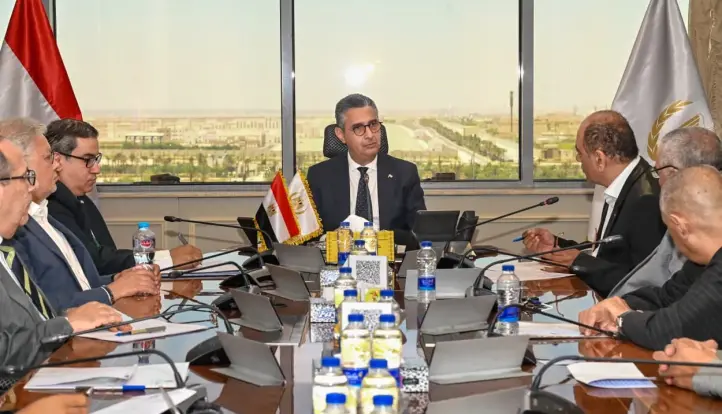 وزير التموين يبحث مع ممثلي المنافذ التموينية تطوير مشروع «كاري أون»