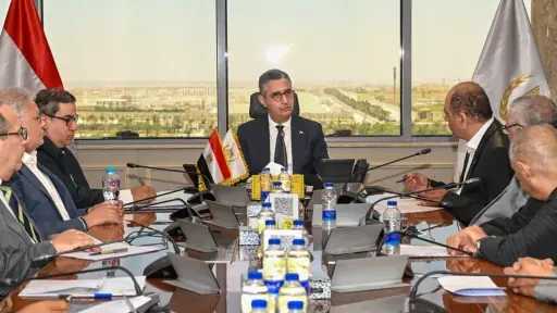 وزير التموين يبحث مع ممثلي المنافذ التموينية تطوير مشروع «كاري أون»