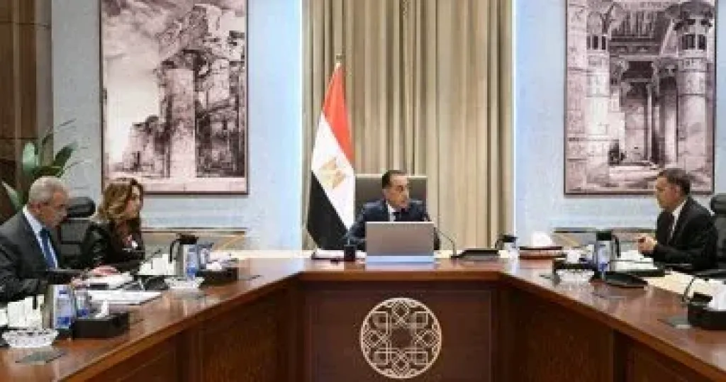 رئيس الوزراء يتابع مع محافظ القليوبية موقف عدد من المشروعات التنموية