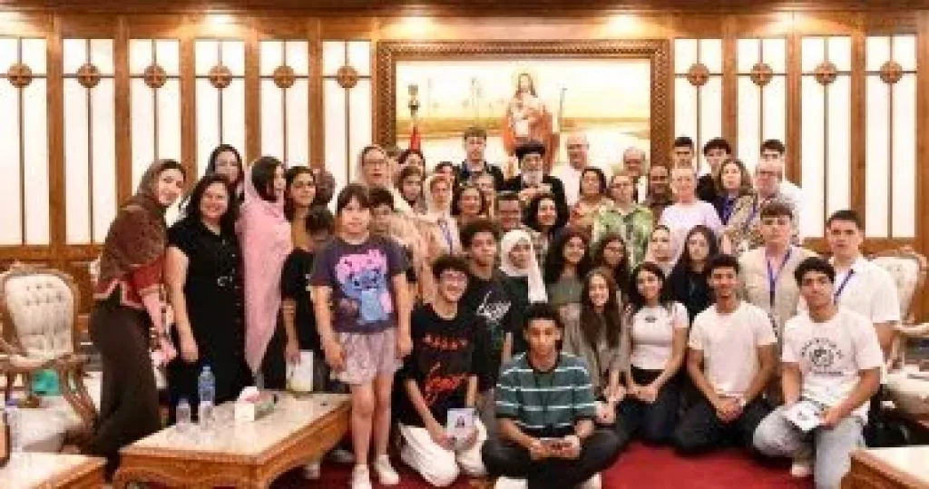 البابا تواضروس يستقبل وفدًا طلابيًا دوليًا بالمقر البابوي ويستعرض تاريخ مصر