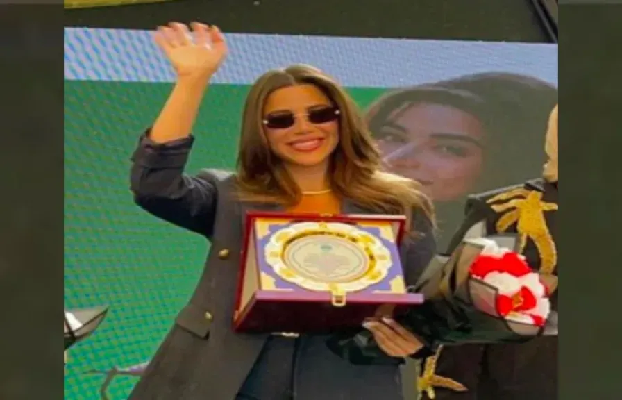 بالصور.. يارا السكري تخطف الأنظار بإطلالة كلاسيكية راقية خلال تكريمها عن نجاحاتها الدرامية