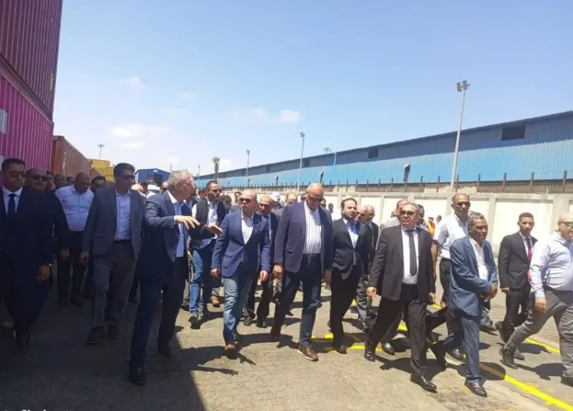 وزير الاستثمار ومحافظ الإسكندرية في جولة تفقدية بميناء الدخيلة| صور