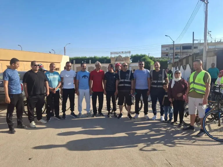 أطفال وشباب وفتيات وكبار السن يشاركون في ماراثون للدراجات على كورنيش بني سويف