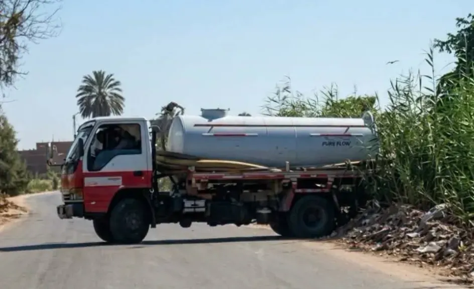 رعب في سمسطا.. الصرف الصحي يغزو الترع والمصارف والأهالي يستغيثون بمحافظ بني سويف لإنقاذهم