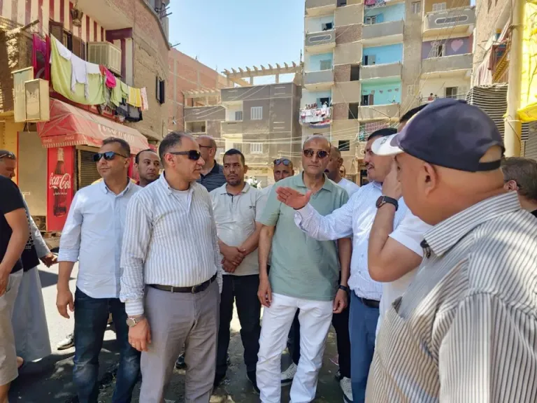 محافظ أسيوط يتابع ميدانيًا تطوير شارعي المحطة والري بالقوصية.. يتفقد أعمال الرصف