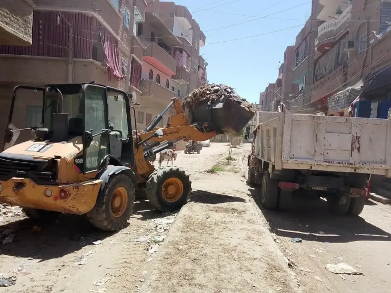 محافظ أسيوط: تكثيف حملات النظافة ورفع 148 طنًا من المخلفات بقرى مركز صدفا