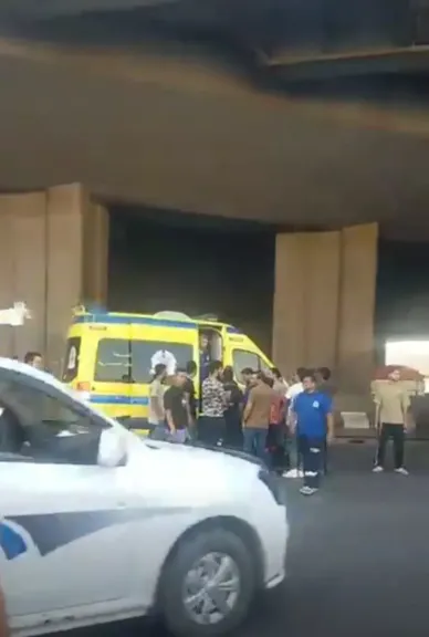 مصرع شخصين وإصابة 4 آخرين إثر سقوط مقطورة محملة بالطوب على سيارة بالوراق