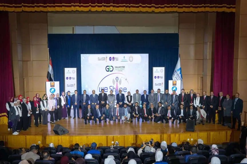 الرئيس التنفيذي للمصرية للاتصالات يكرم أصحاب المشروعات المتميزة بمدارس WE للتكنولوجيا التطبيقية خلال الحفل الختامي للأنشطة الدراسية  ”WE Shine”