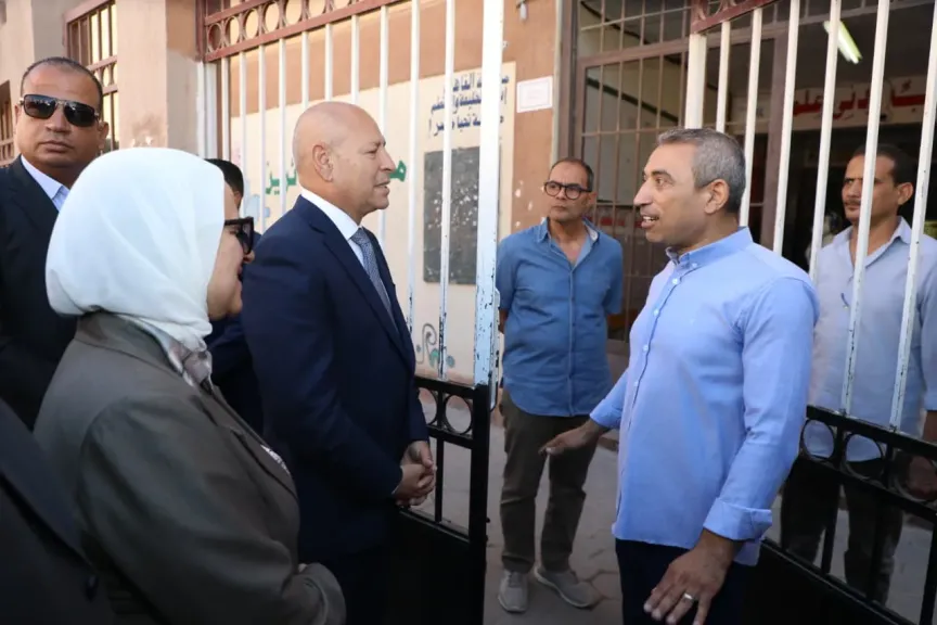 محافظ القاهرة يتفقد لجان امتحان اللغة العربية للثانوية العامة ويؤكد تطبيق درجات الحماية والوقاية للطلاب