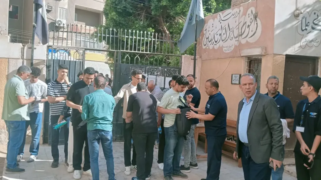 وكيل وزارة التعليم بأسيوط يتفقد محيط لجان امتحانات الثانوية بالقوصية