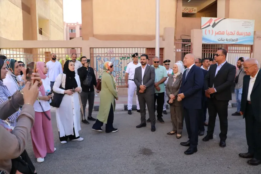 محافظ القاهرة وجولة تفقدية   لبعض المدارس للاطمئنان على سير عملية بدء امتحانات المواد الأساسية للثانوية العامة