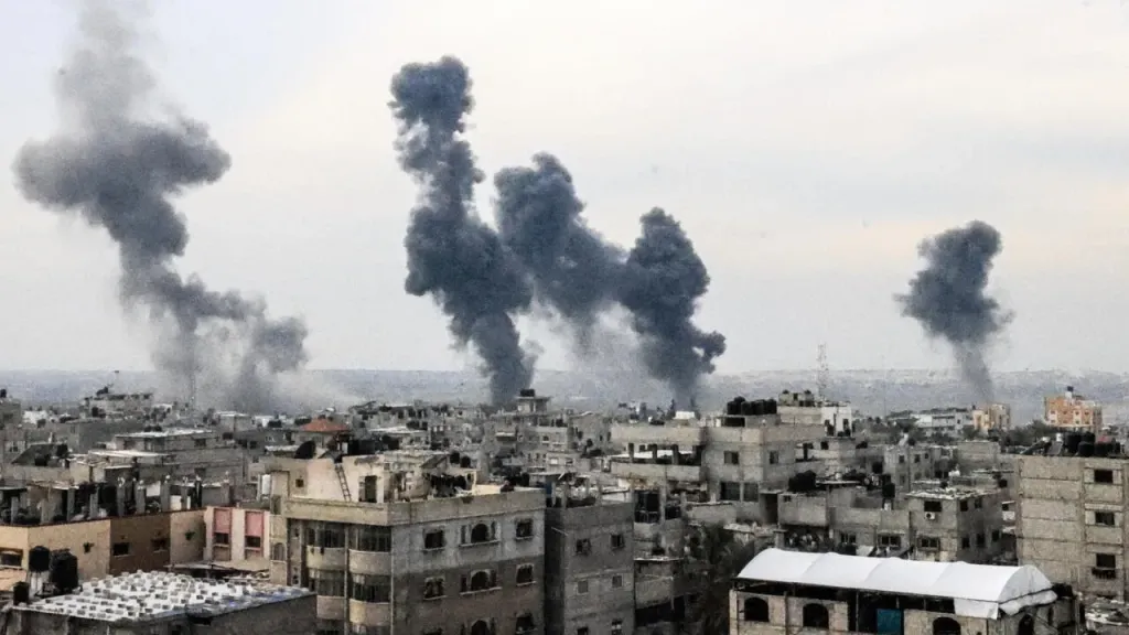 استشهاد فلسطيني وإصابة آخرين في قصف إسرائيلي على خيمة نازحين جنوب غزة