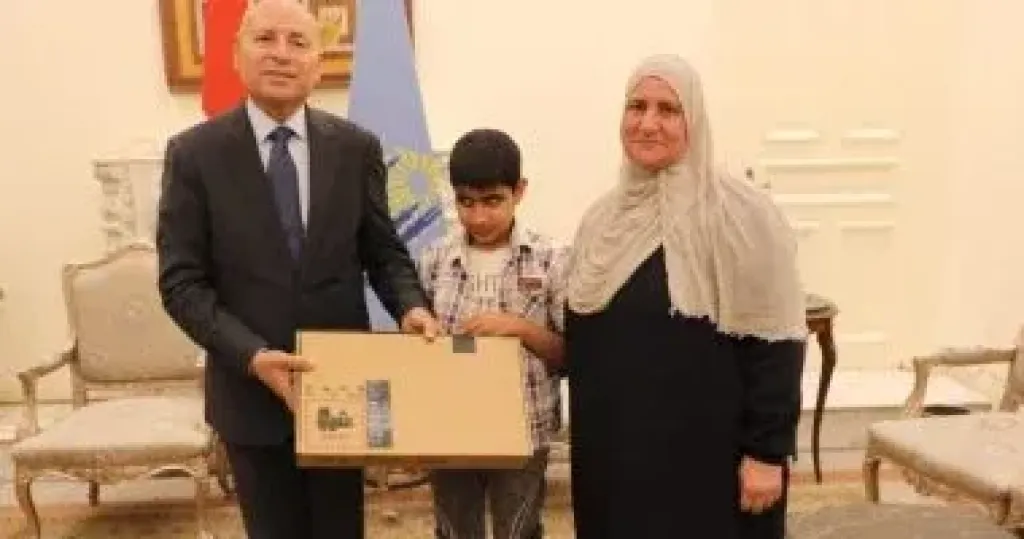 محافظ القاهرة يستقبل الطالب ”محمد عبد الحميد” ويهديه ”لاب توب” تمناه