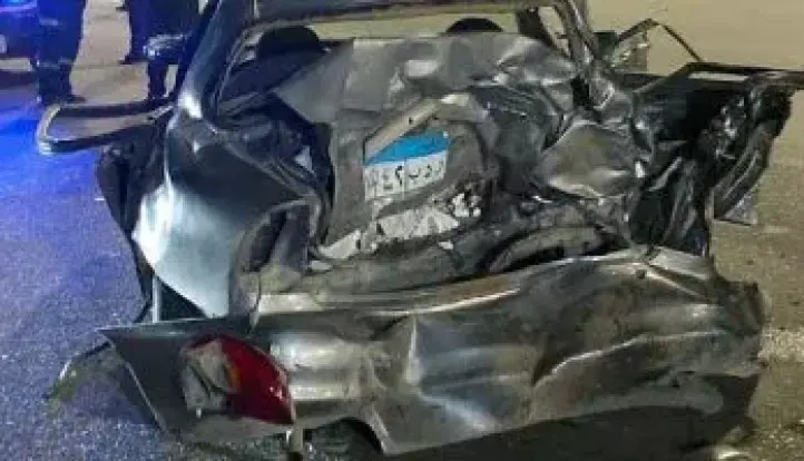 إصابة 5 اشخاص إثر حادث تصادم سيارتين بالطريق الأوسطى