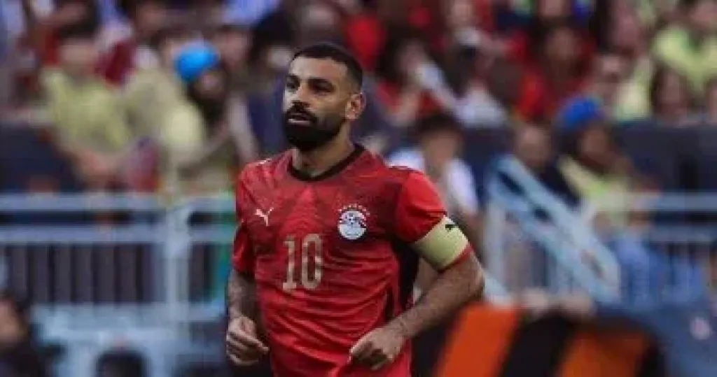 محمد صلاح يبدأ الجرى حول الملعب استعدادا لمباراة أستراليا