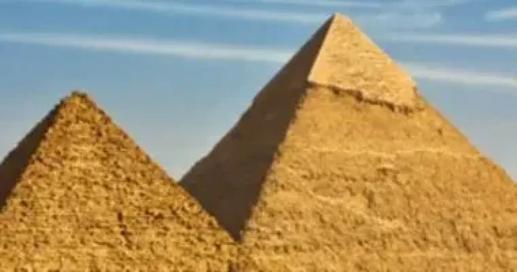 لو فيجارو: فنادق جديدة قرب الأهرامات ومطارات مجددة.. مصر تتطلع إلى استقطاب المزيد من الزوار الأجانب