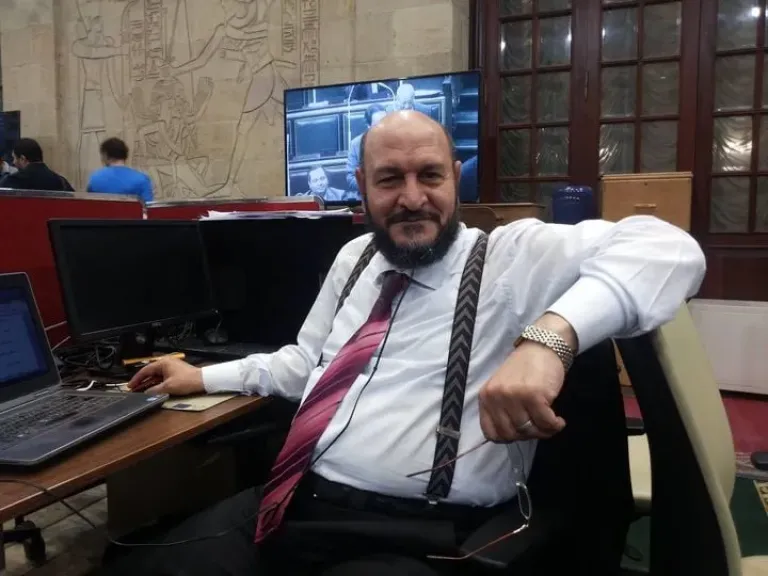 الكاتب الصحفى محمود الشاذلى يكتب : أزمة ماسمى بمستشارى وزير الإعلام والتشويش العقلى .