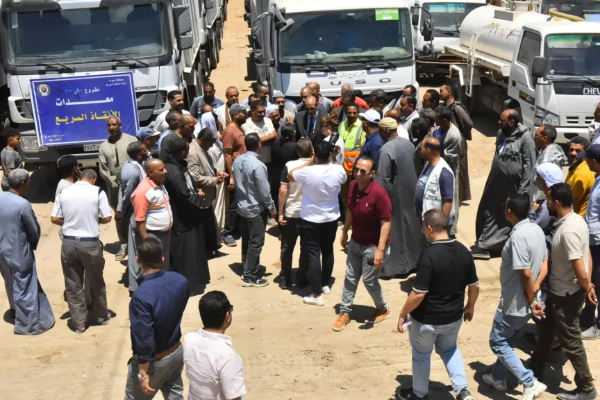 محافظ أسيوط يتفقد اصطفاف معدات المحافظة للتأكد من جاهزيتها لمواجهة