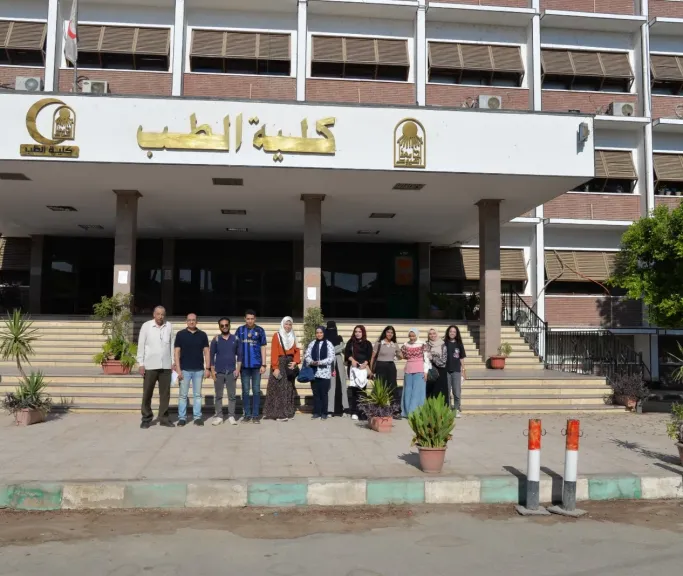 كلية الطب بجامعة أسيوط تنظم قافلة طبية متكاملة بقرية الحواتكة وتقدم العلاج المجاني