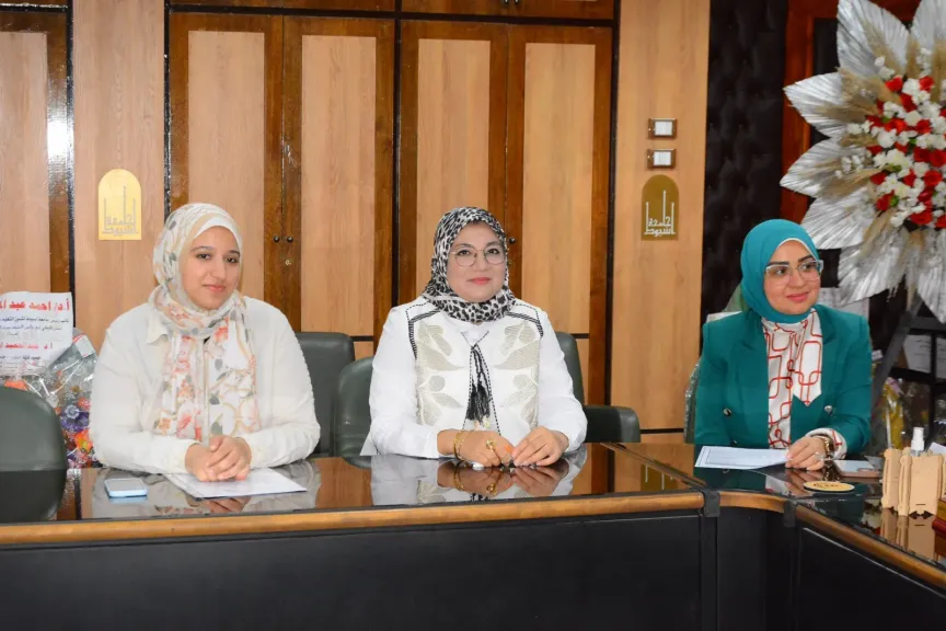 مجلس إدارة مركز النيل للتنوير والإشعاع الثقافي بجامعة أسيوط يناقش تطوير الأنشطة